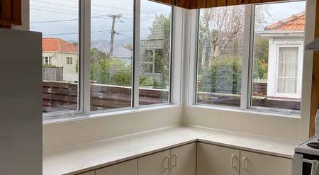 Spacious 3 bedrooms property in central location - Photo 2