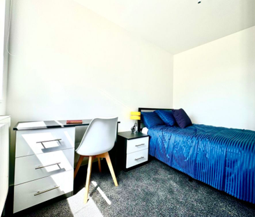 5 Bedroom - Photo 2 | Rentumo