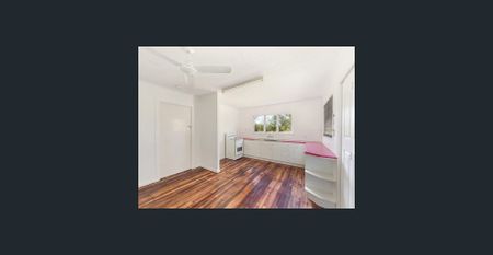 Large 3 Bedrooms Cottage with lovely big fenced back yard - Photo 2