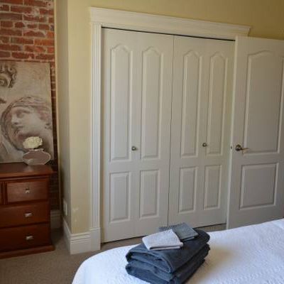 Spacious 1 bed+den in heritage building - Photo 4