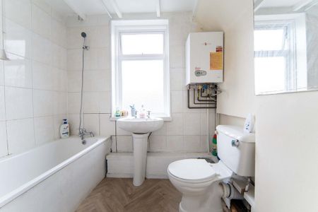 3 bedroom terraced house to rent - Photo 3