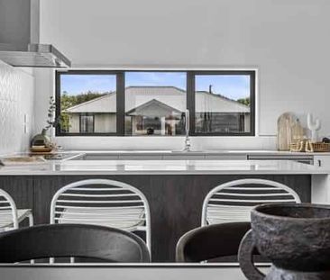 Stylish Lincoln Home - Photo 3