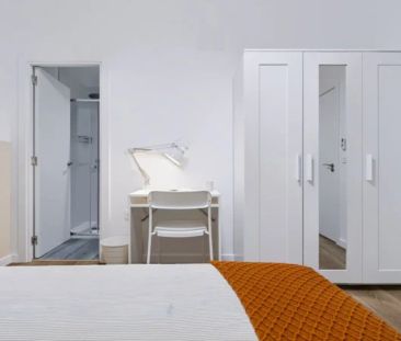Room in a shared 10-bedroom apartment for rent in Sol. - Foto 6