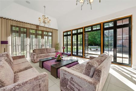 A prestigious seven bedroom gated residence in a prime location. - Photo 2