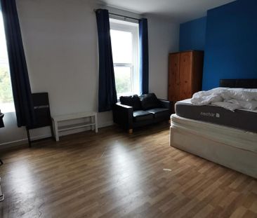 3 bedroom flat to rent - Photo 1