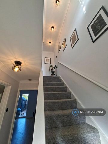 3 bedroom end of terrace house to rent - Photo 2