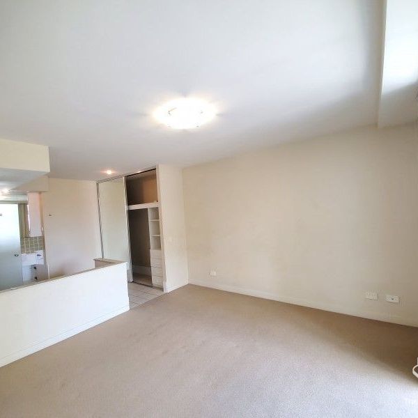 $780 for unfurnished 2 Bedrooms+Study apartment 1 Car - Photo 1