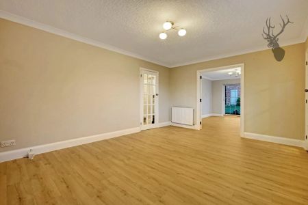 4 Bedroom House - Semi-Detached - Photo 2