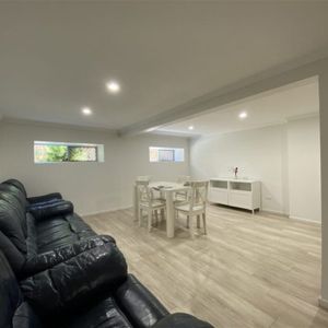 Luxurious Living in the Heart of Sunnybank: Beautiful House for Rent! - Photo 2