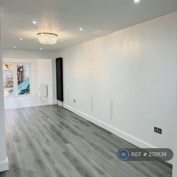 3 bedroom end of terrace house to rent - Photo 1