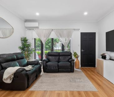 Live the Inner City Dream: Renovated 3-Bedroom Townhouse with Backy... - Photo 5