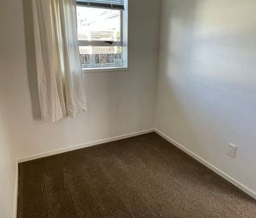 Tidy & Convenient 2BR Unit in Mt. Eden! - Photo 4