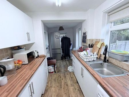 3 bedroom semi-detached house to rent - Photo 5