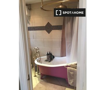 Room in 5-bedroom apartment in Churchtown, Dublin - Photo 5