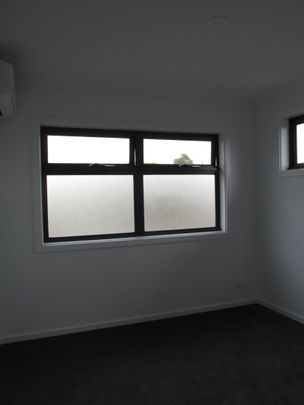 Brand new modern townhouse! - Photo 1