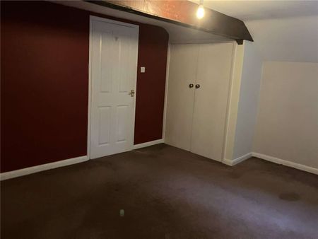 A delightful semi-detached country cottage offering three bedrooms, private courtyard parking, a well-maintained garden, and garage space. - Photo 3