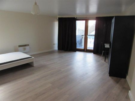 3 bedroom flat to rent - Photo 4