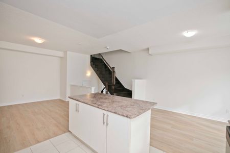 For Lease - 15 Wimshaw Lane, Whitchurch-Stouffville, Ontario - Photo 3