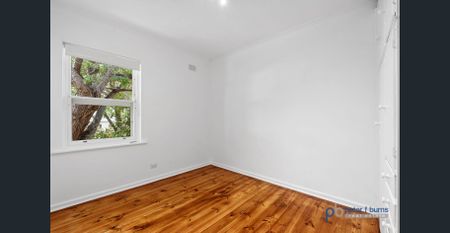 CHARMING FAMILY HOME WITH LARGE REAR YARD - Photo 5