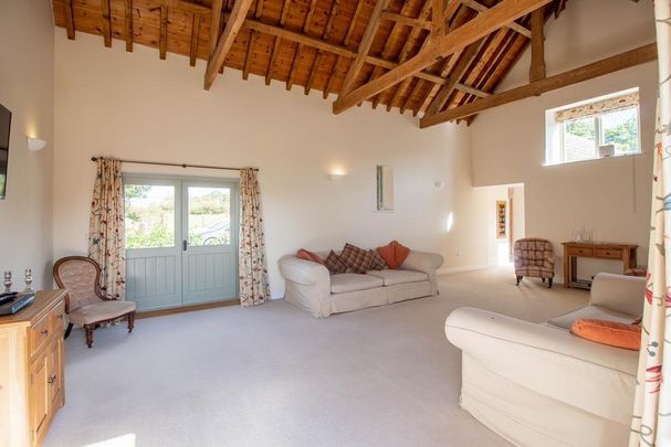 2 bedroom barn conversion to rent - Photo 1