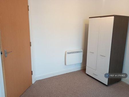 2 bedroom flat to rent - Photo 2