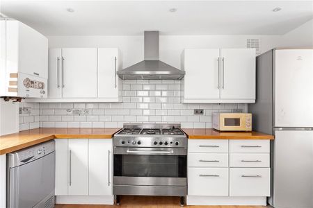 Excellent three double bedroom house in Putney, redecorated throughout. Excellent location for transport. Good open plan kitchen living downstairs with access to a good size patio garden. There's a cloakroom and bathroom. A short walk to East Putney station on the Distric - Photo 3