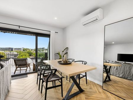 Fully Furnished High End Apartment - Fantastic Location - Photo 2