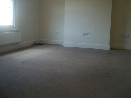 2 bedroom end of terrace house to rent - Photo 2