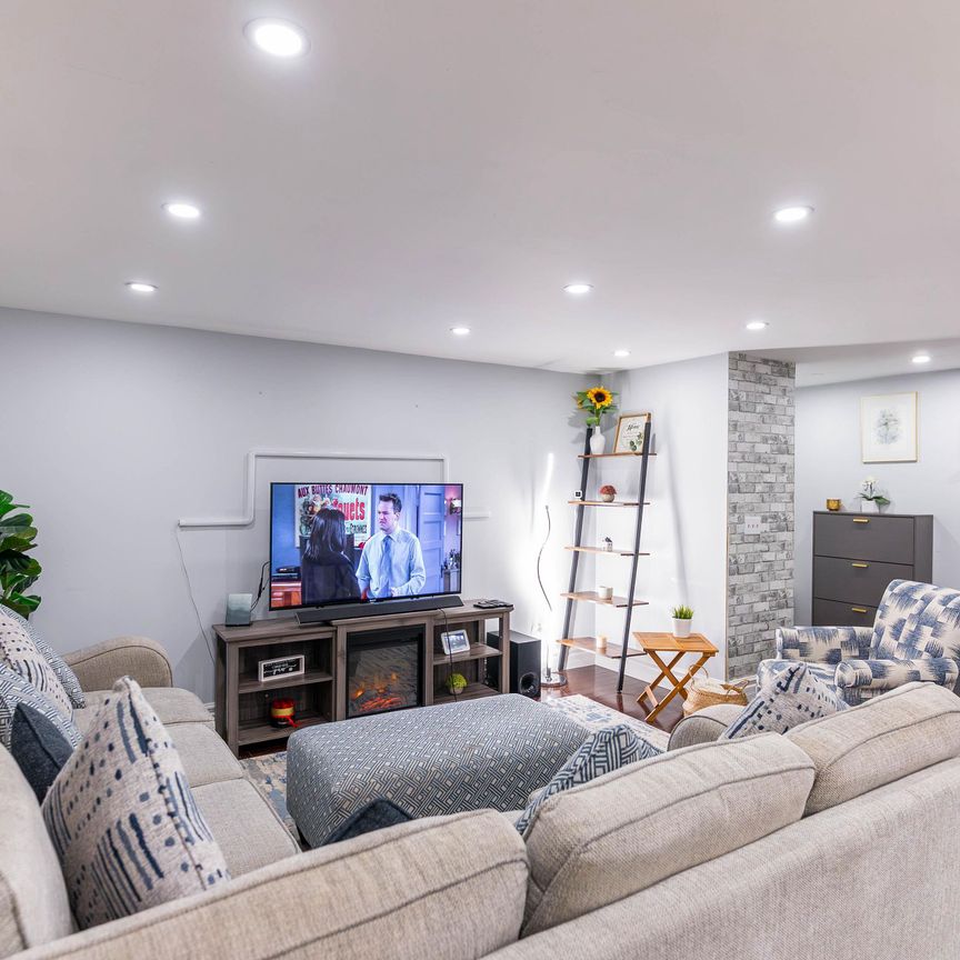 For Lease - 692 Down Crescent Unit# Main, Oshawa, Ontario - Photo 1