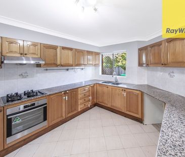 Modern 3 bedroom townhouse. Large, private, sunny courtyard. - Photo 2