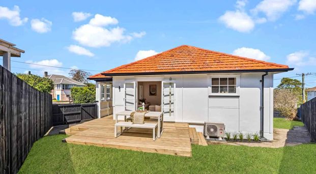 Stunning 3 bedrooms house in Central Mt Roskill - Photo 1