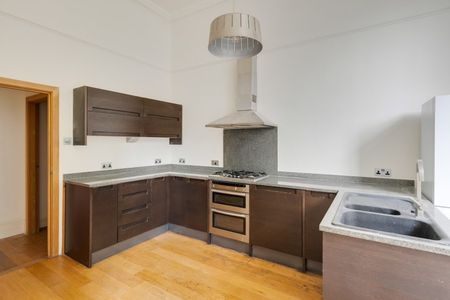 2 Bed Flat - Photo 4