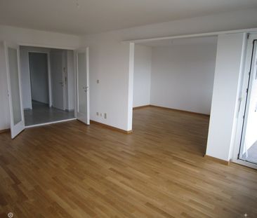 Charmante 3.5-Zimmer-Dachwohnung mit Panoramablick in Biel - Photo 1