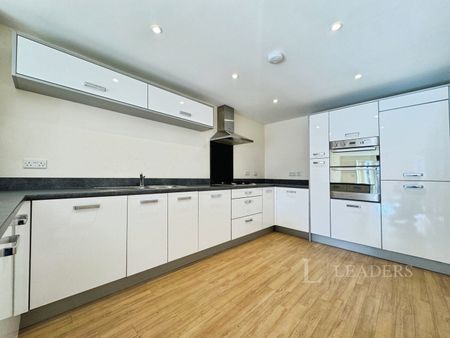 4 bedroom semi-detached to rent Willowcroft Way, Norwich, NR4 - Photo 2
