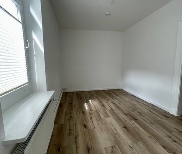++ ALTBAULIEBE ++ Erstklassige Wohnung mit Balkon und Einbauküche i... - Photo 1
