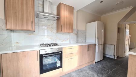 4 bedroom semi-detached house to rent - Photo 5