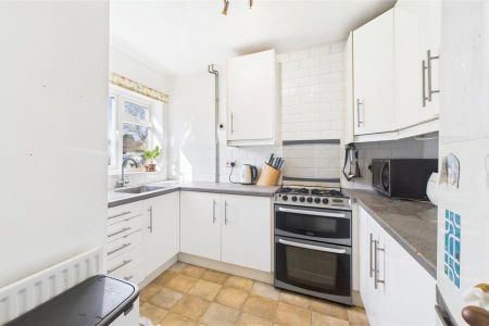 The Larches, Woking - 3 bedrooms Property for lettings - Seymours - Photo 3