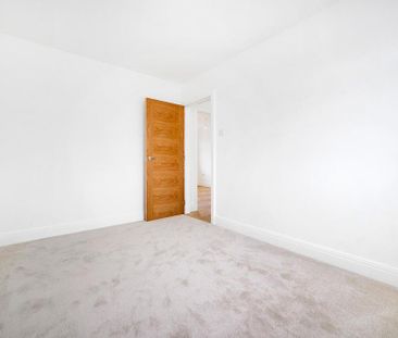 3 bedroom flat to rent - Photo 4