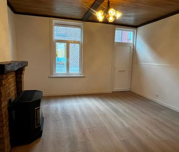 Vernieuwde woning met twee slaapkamers en tuintje met uitweg. - Foto 1