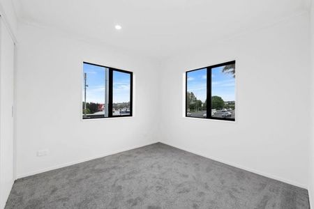 Chic 4BR Townhouse in Pakuranga - Photo 3