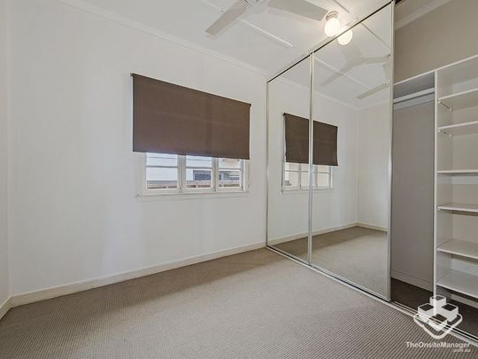 SPACIOUS 3 BEDROOM HOME 150M TO WESTFIELD - Photo 1