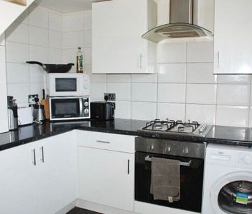 Room in a Shared Flat, Hersham Close, SW15 - Photo 2
