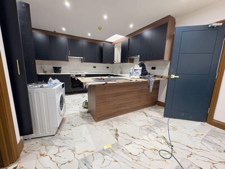 10 bedroom semi-detached house to rent - Photo 2