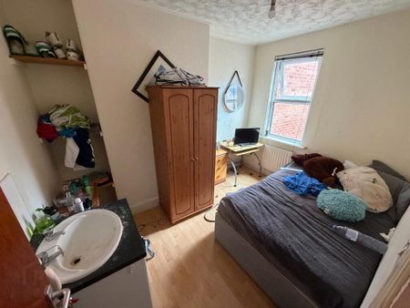 56 Fitzroy Avenue, Belfast, BT7 1HX - Photo 2