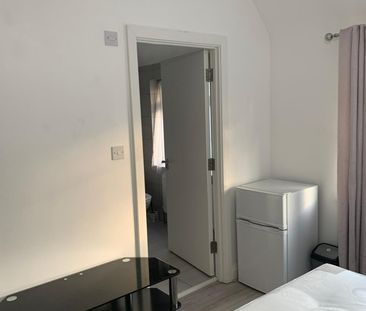 Room in a Shared House, Crest Road, NW2 - Photo 2