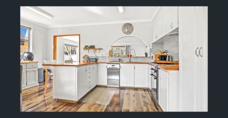 Charming weatherboard home - Photo 4