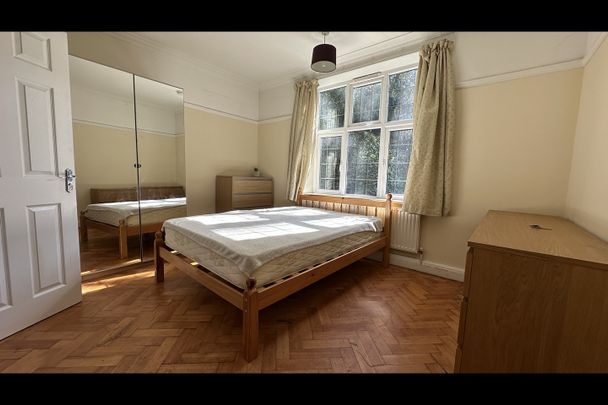 Studio Flat, Wendover Court, NW2 - Photo 1