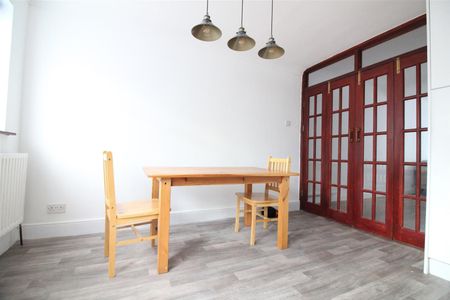 St. Crispins Close, Southall - Photo 5