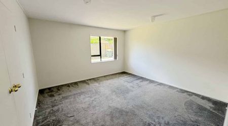 Spacious 3-Bedroom Family Home with Extra Living & Storage – Flat Bush - Photo 3