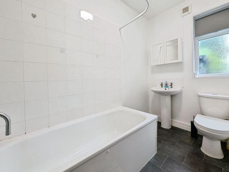 3 bedroom ground floor flat to rent - Photo 4